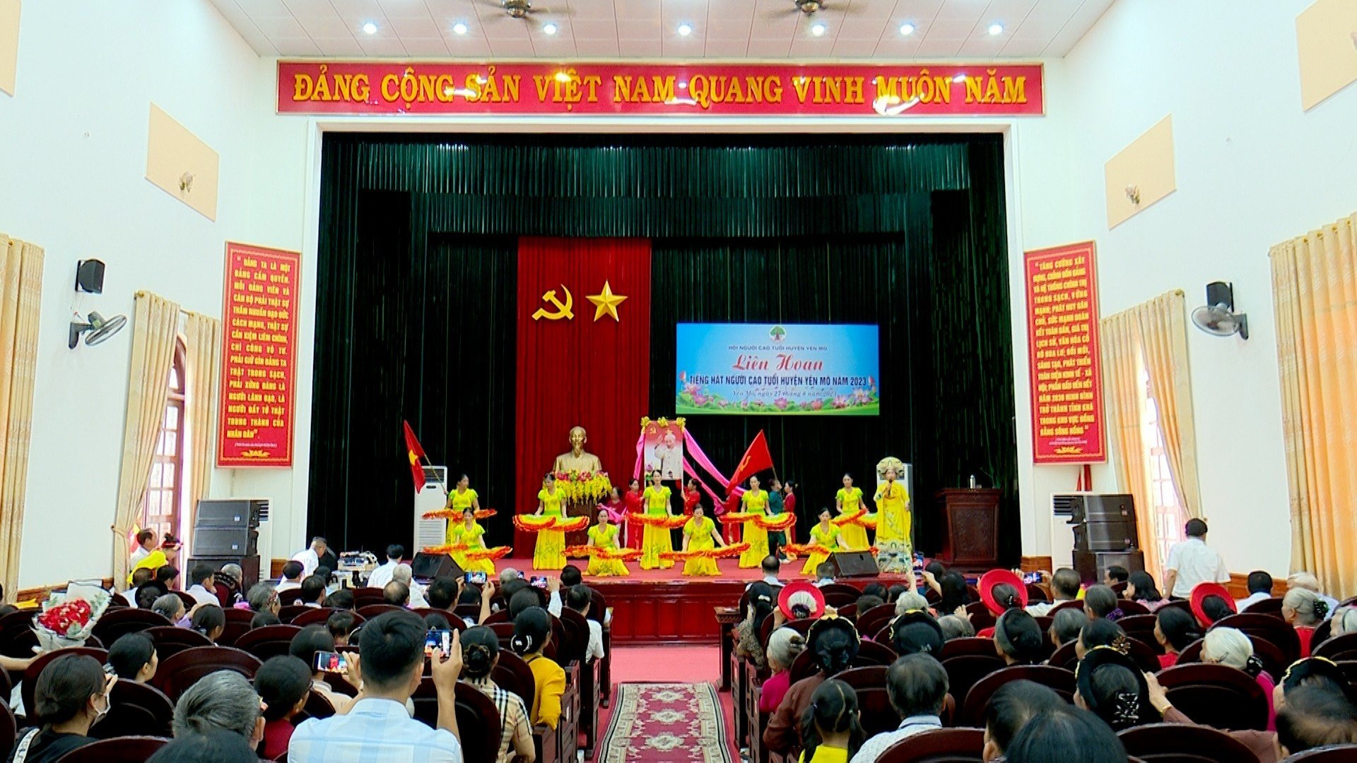 Liên hoan tiếng hát người cao tuổi huyện Yên Mô